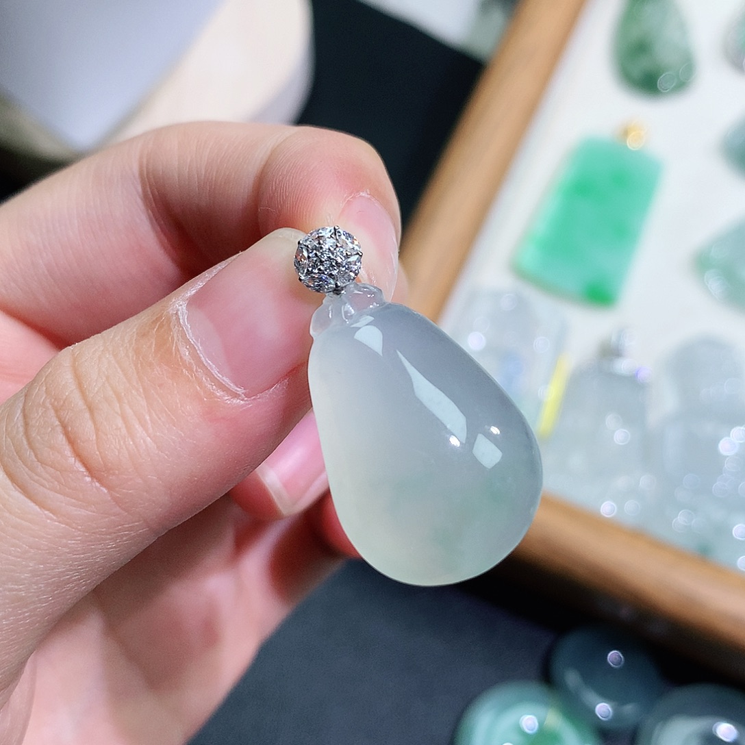 翡翠18K金镶嵌颈饰福瓜