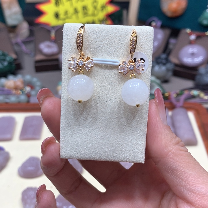 石英质玉颈饰足铂镶嵌