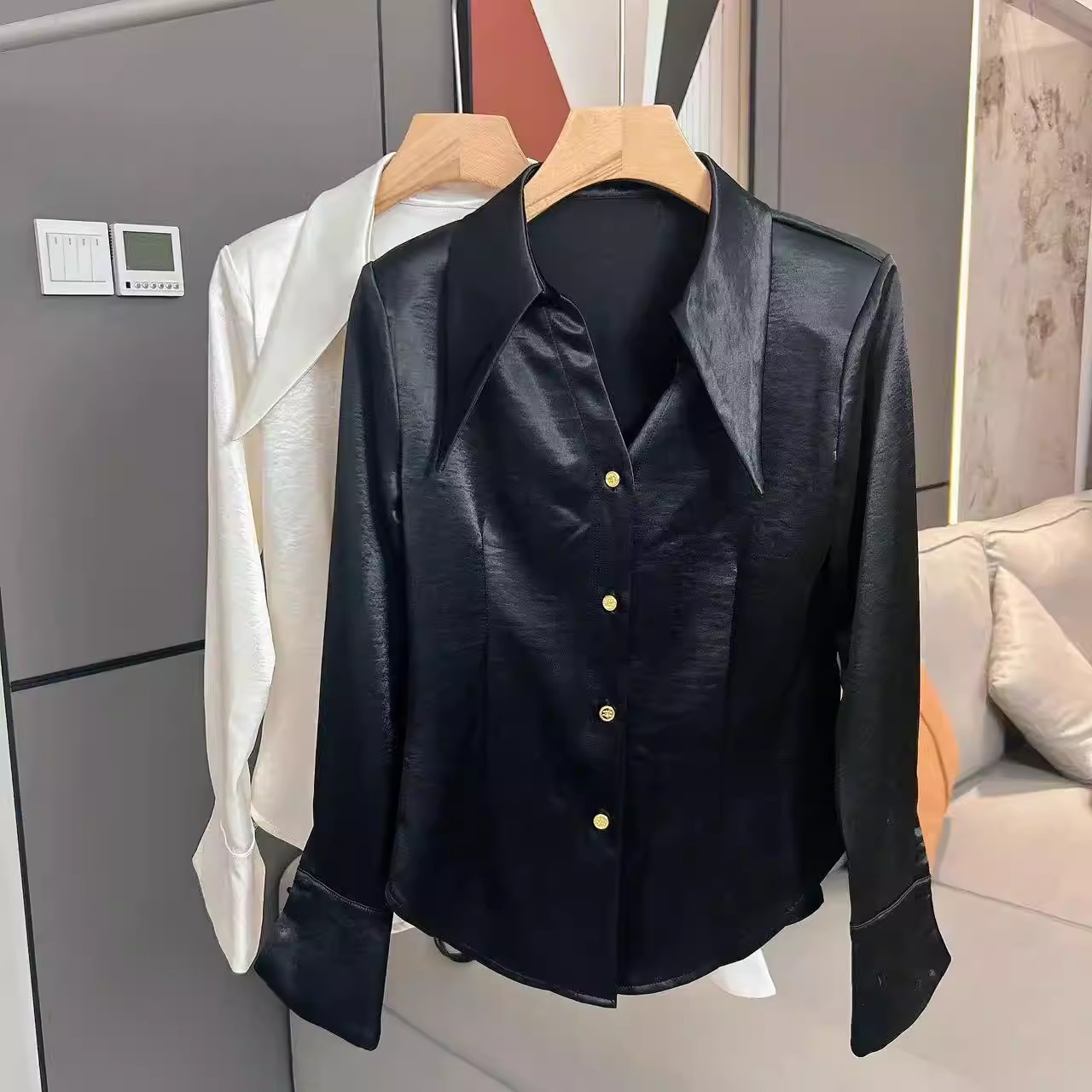 （南油小敏/V领衬衣）抗皱醋酸缎面轻熟法式通勤职业V领金扣衬衣