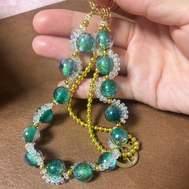 彩色花朵手工串绿珠手机链精致造型展现独特魅力短款手机链