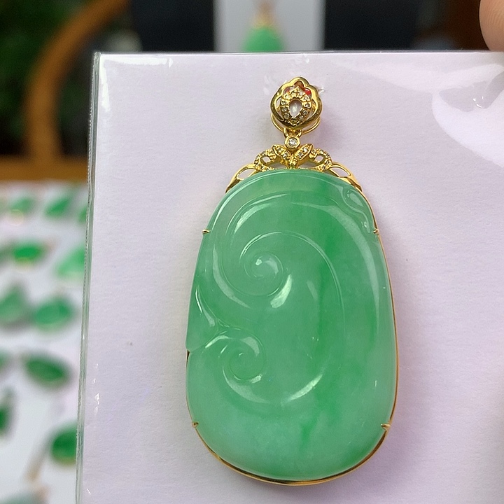 翡翠18K金镶嵌颈饰