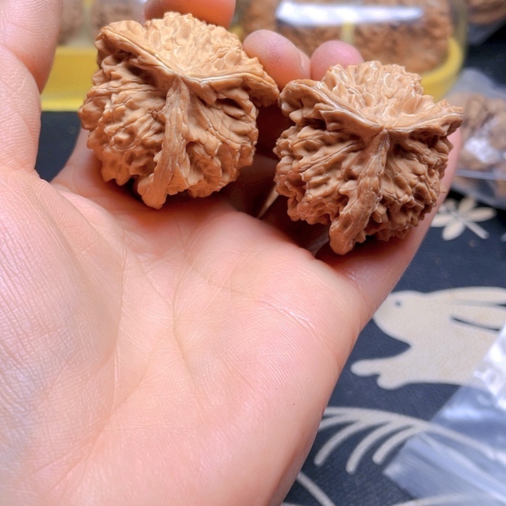 文玩核桃吊坠如*令盘山三愣