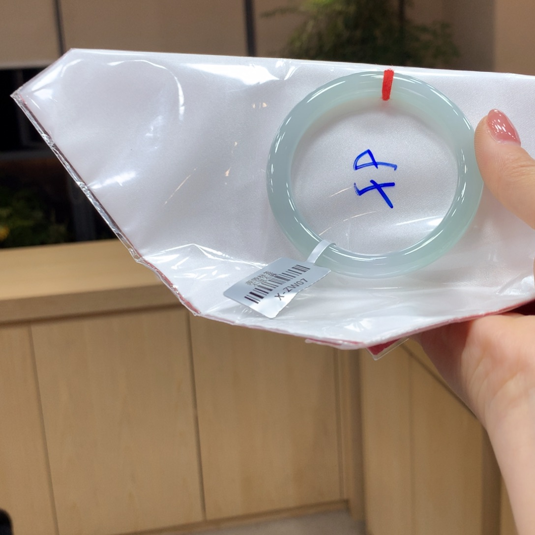 翡翠手镯未镶嵌不退不换