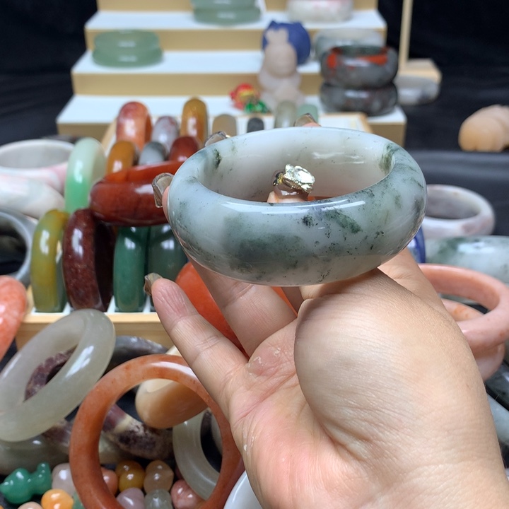 未镶嵌手镯石英质玉嘚*