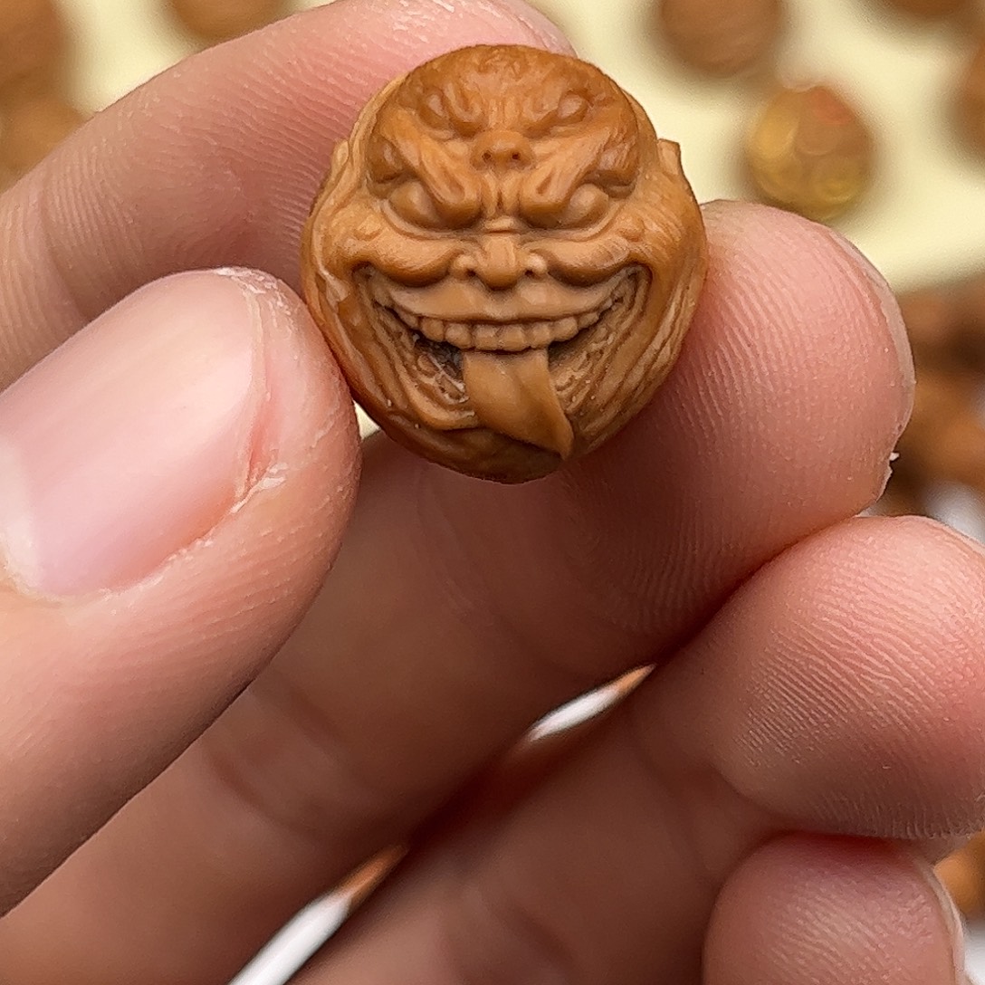 莫***猴头核桃吊坠全品四目舔憎