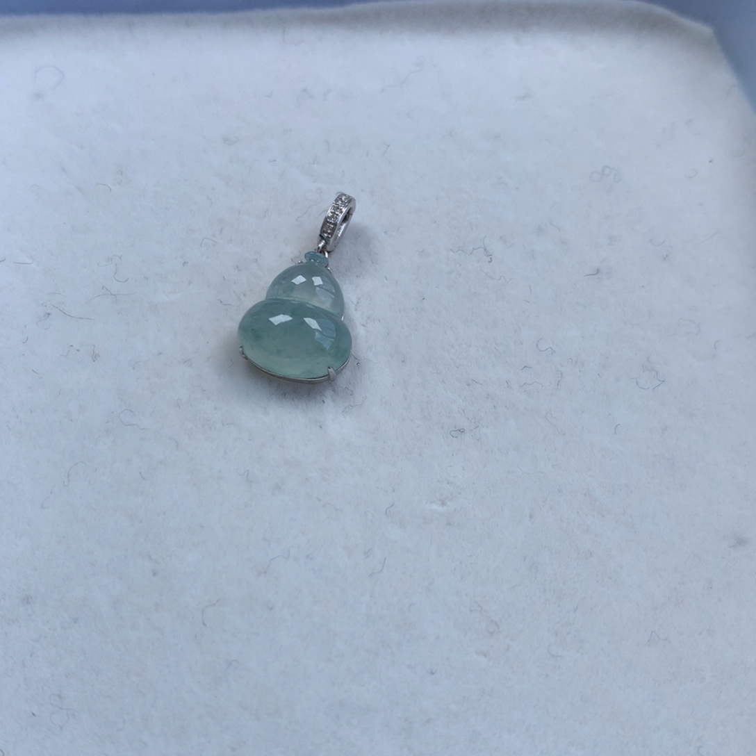 翡翠18K金镶嵌颈饰葫