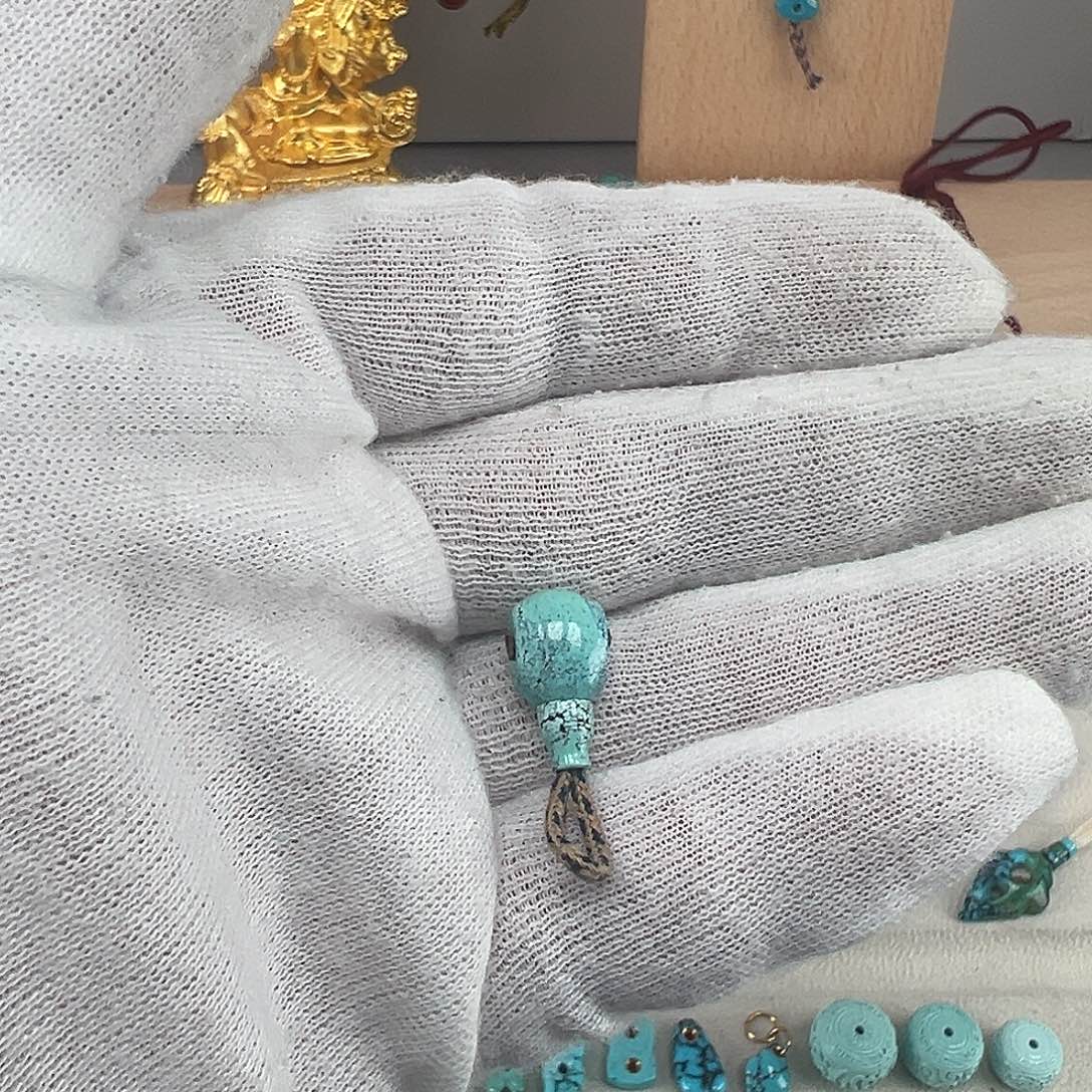 绿松石未镶嵌珠宝奇石全品高瓷三通，1.24g，对孔8.3mm