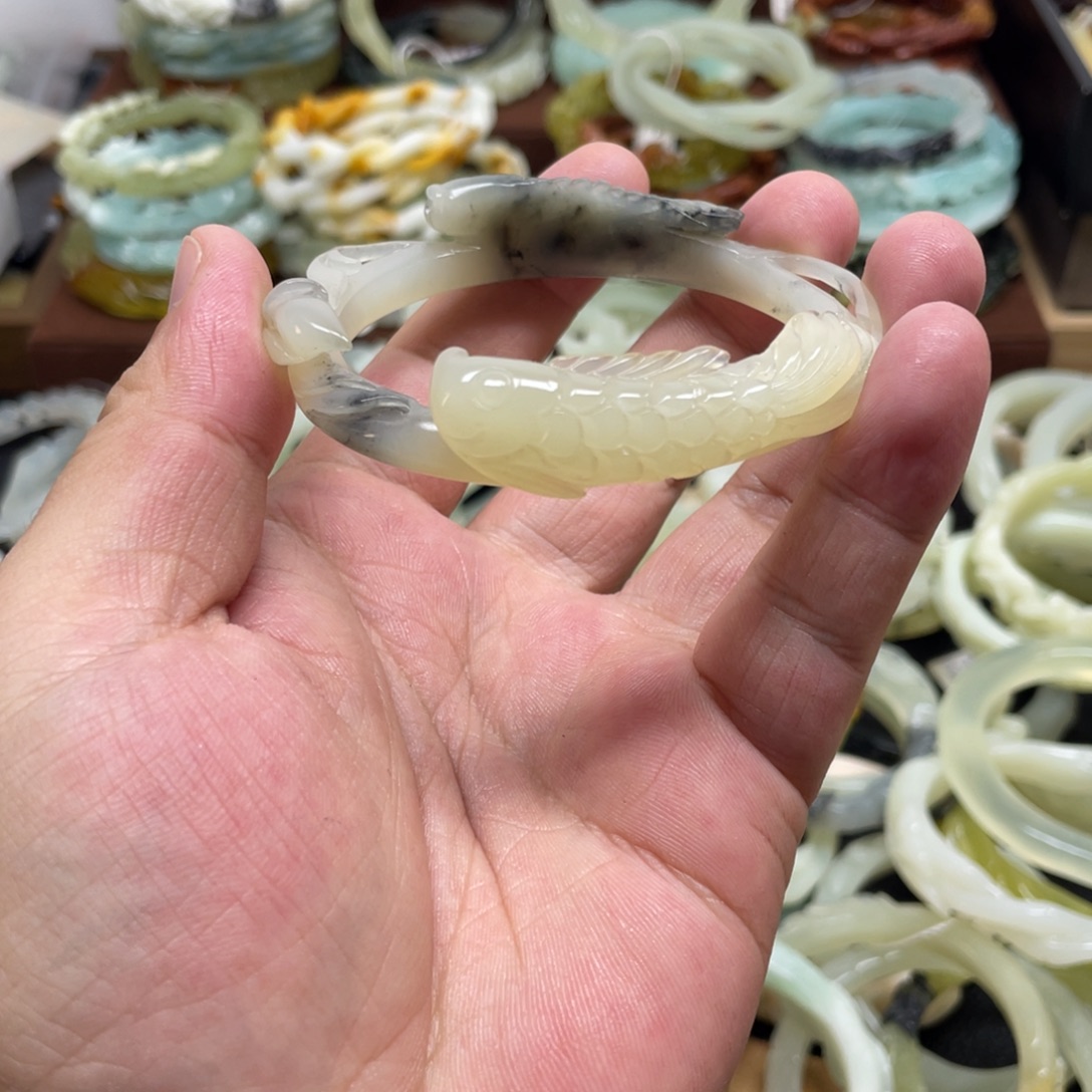 蛇纹石玉未镶嵌手镯