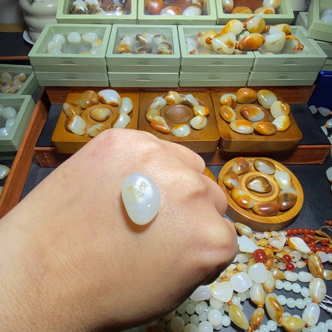 江***影和田玉未镶嵌手串