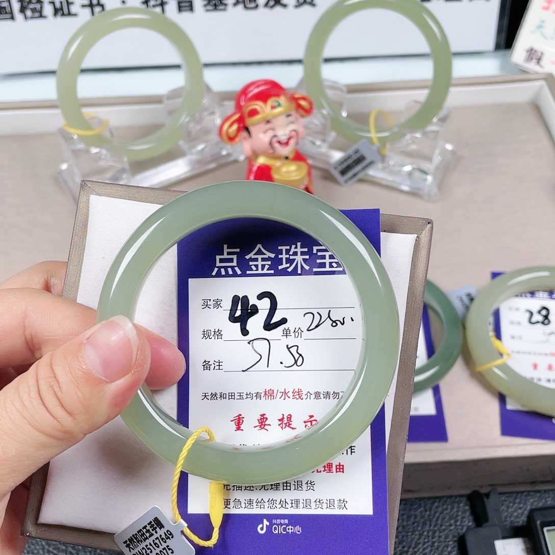 和田玉手镯未镶嵌