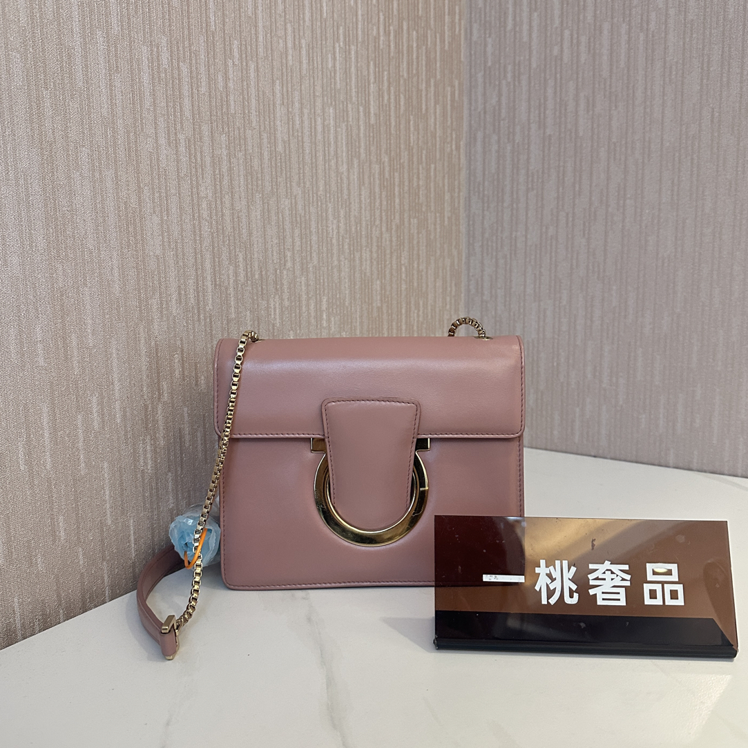 95新 FERRAGAMO/菲拉格慕 一桃/菲拉格慕 粉色舌头包斜挎