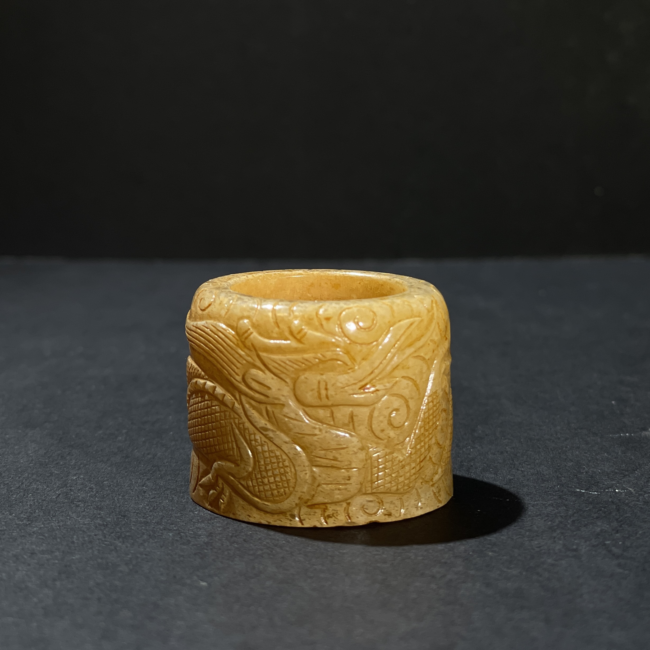 和田玉龙纹板指   