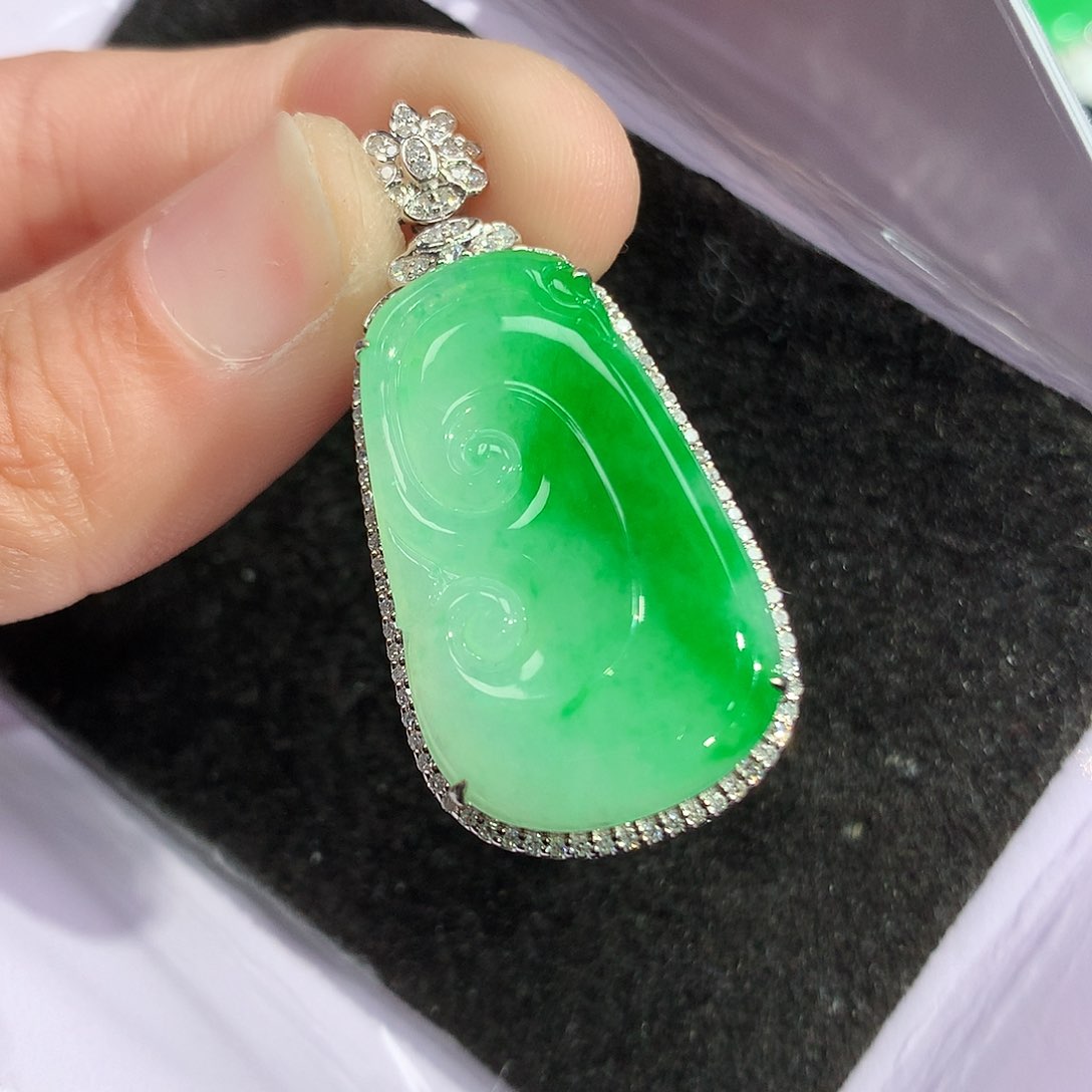 翡翠吊坠(赠链)18K金镶嵌