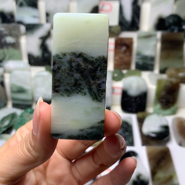 独山玉未镶嵌颈饰