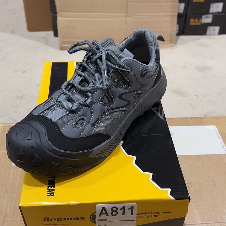 811号。40码防砸防刺劳保鞋。鞋底磨损介意勿拍