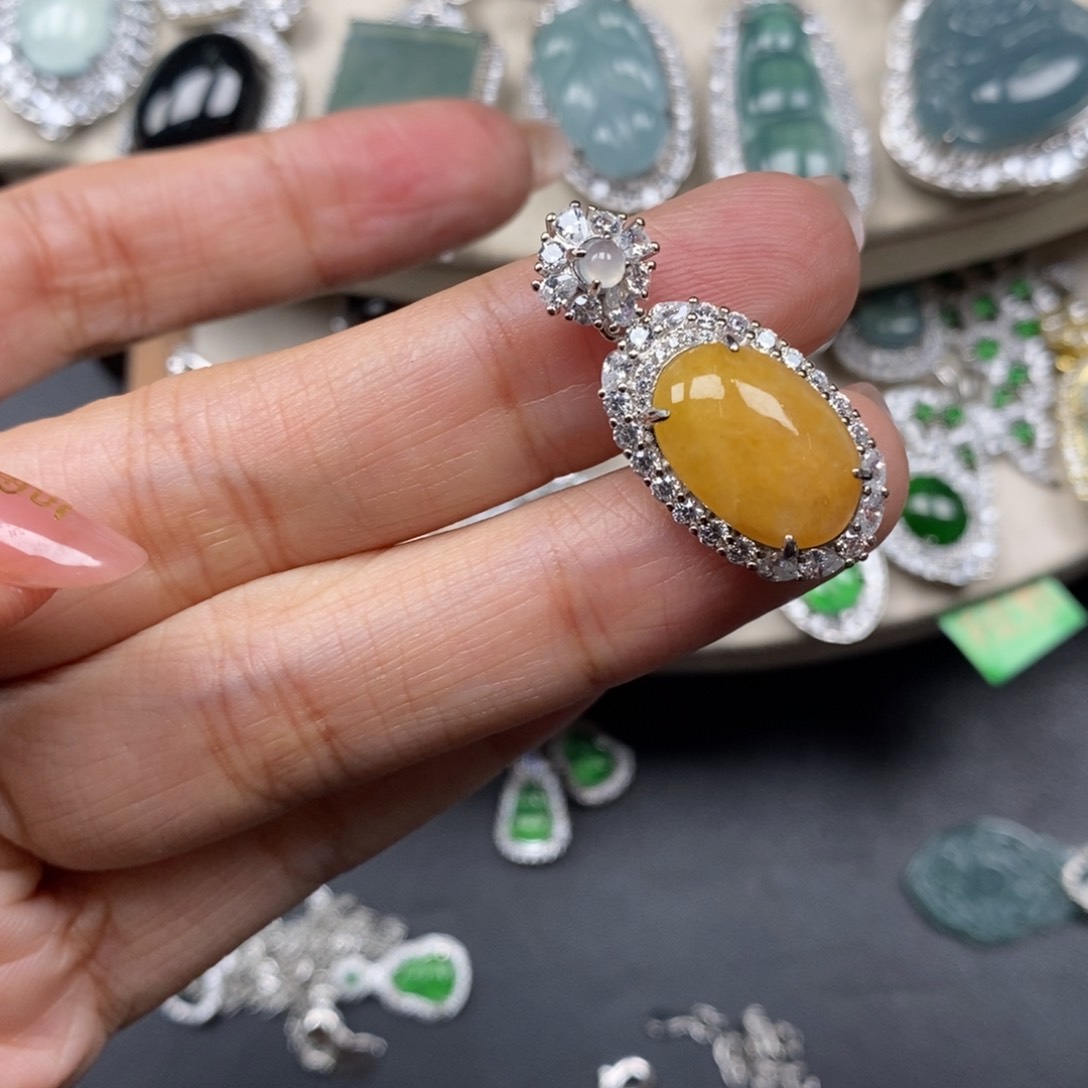 翡翠颈饰未镶嵌爱**?翡翠