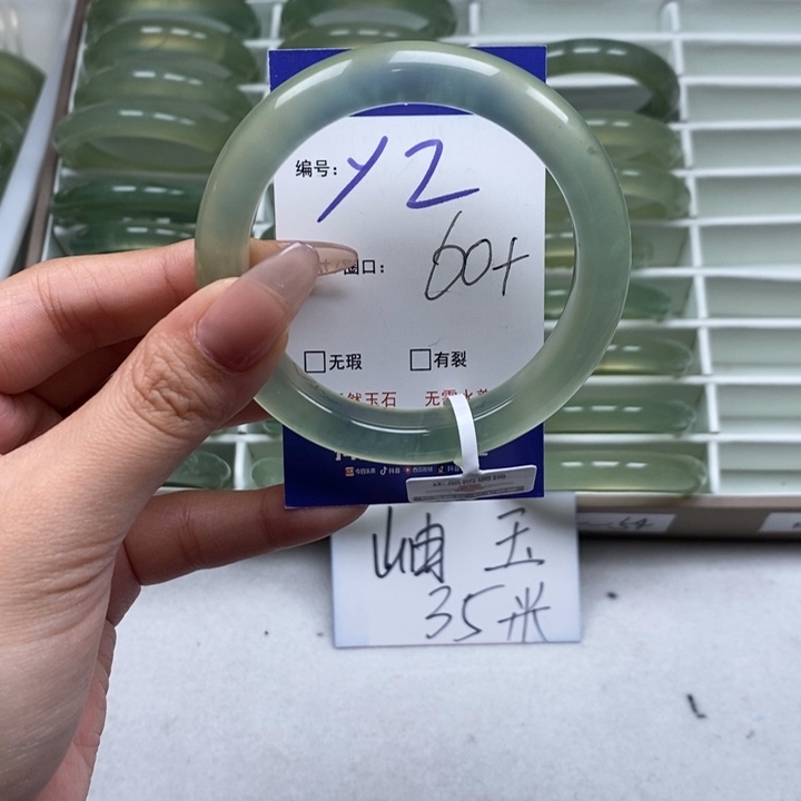 蛇纹石玉手镯未镶嵌德****漆