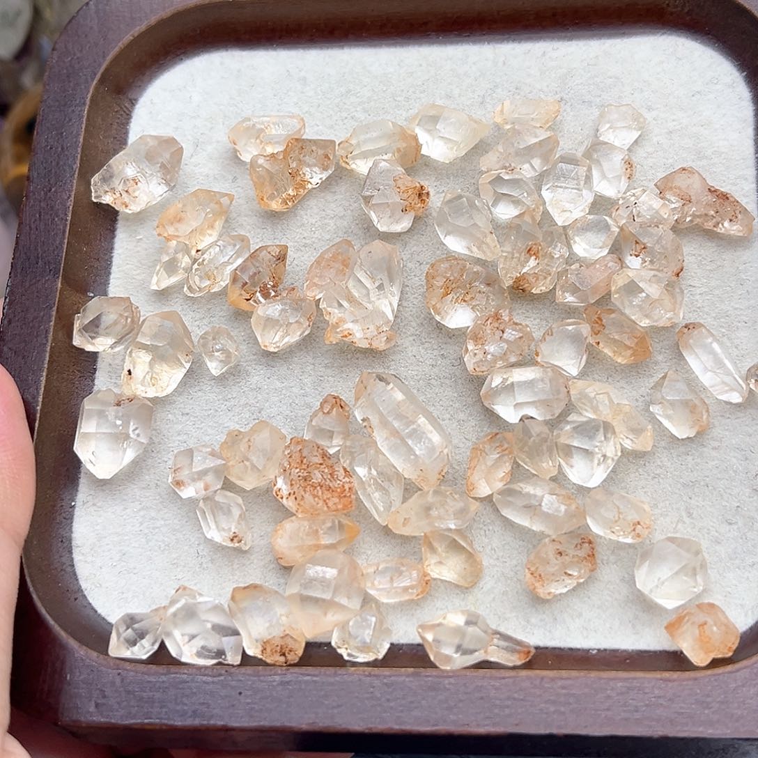 水晶珠宝半成品未镶嵌27 黄泥骸骨（一盘）