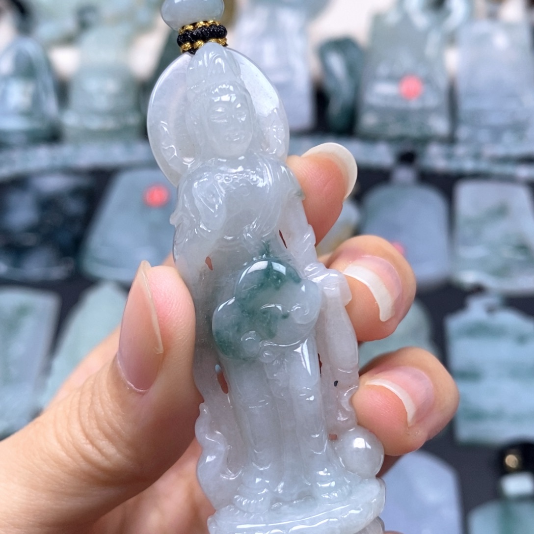 翡翠未镶嵌颈饰站观音