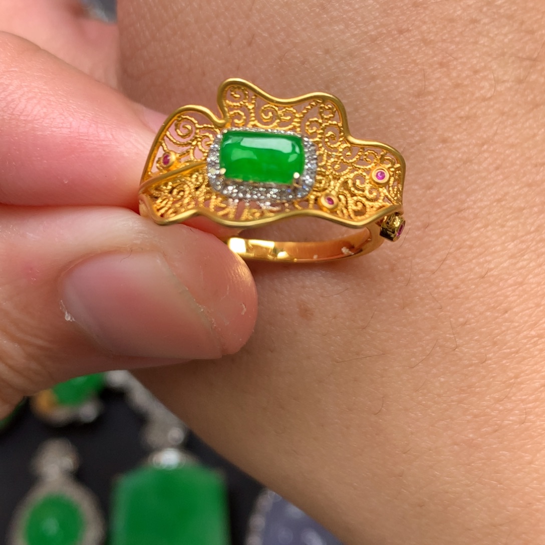 翡翠18K金镶嵌戒指