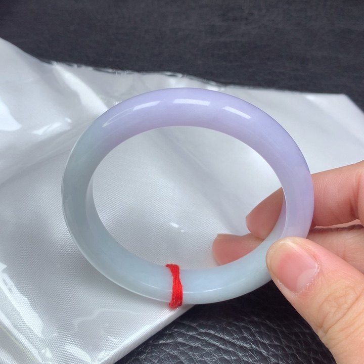 翡翠手镯未镶嵌。