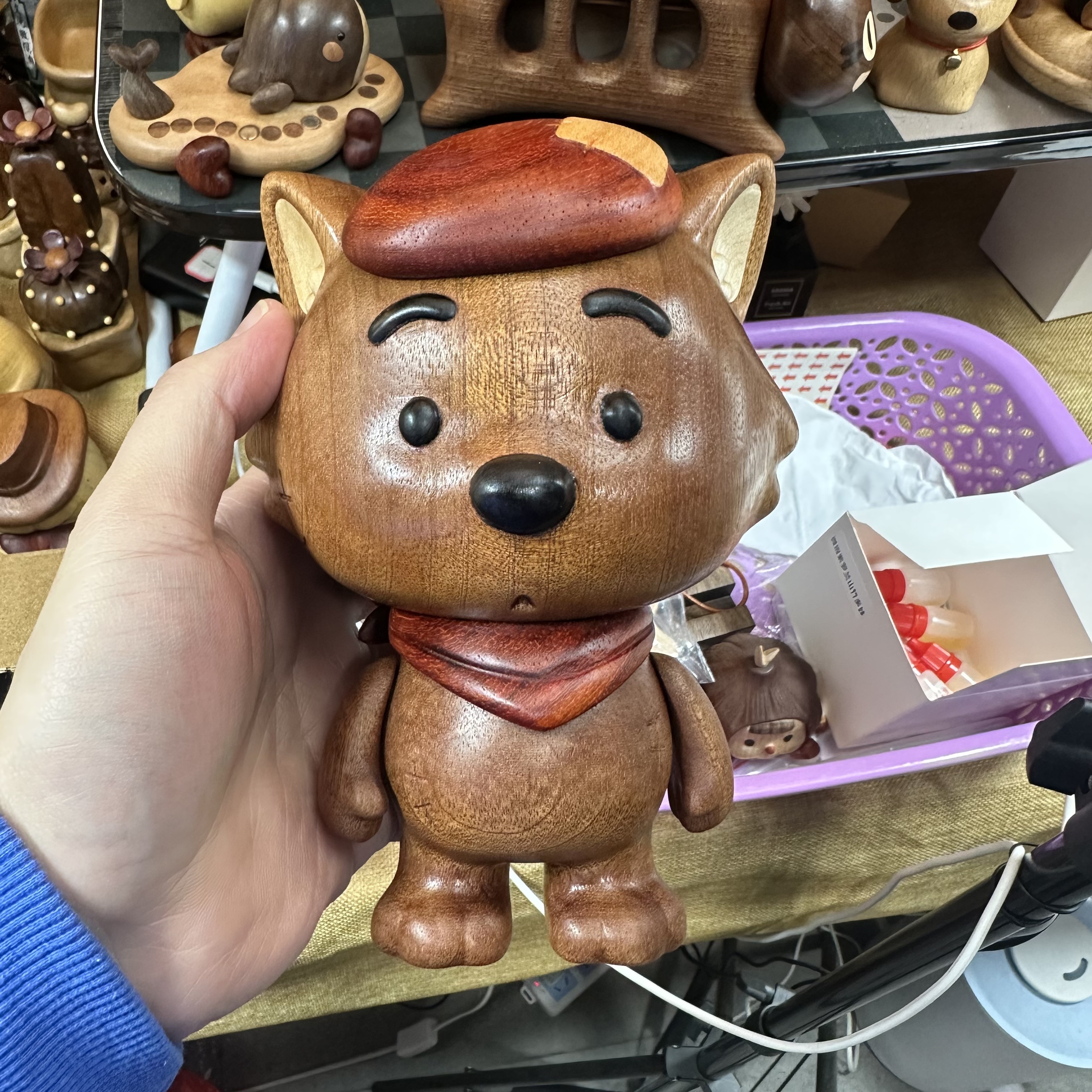 乌檀木的小狼带红领巾香薰摆件