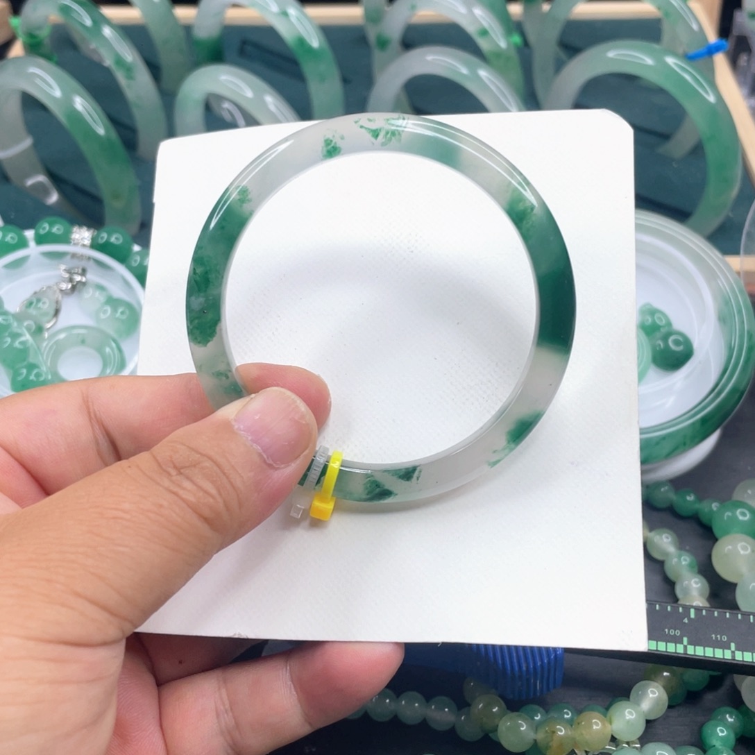 兰***子未镶嵌手镯石英质玉