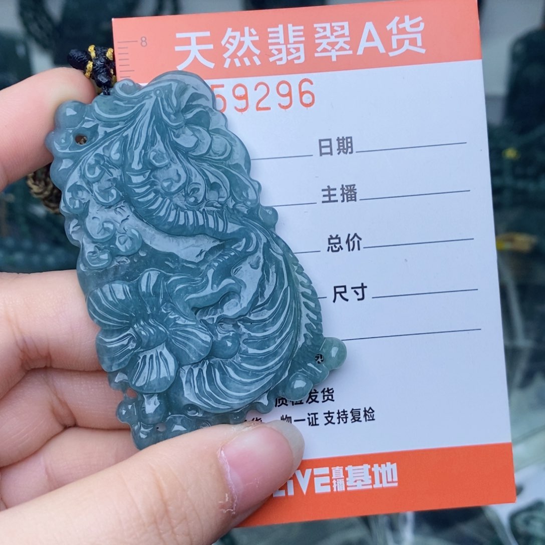 翡翠未镶嵌颈饰              