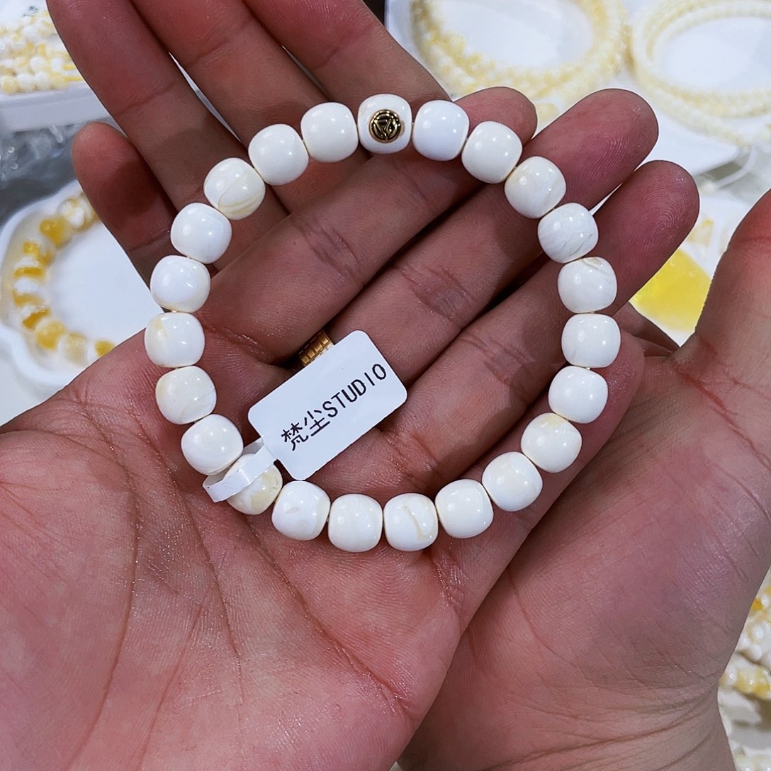 1***8琥珀未镶嵌手链漆白9.5m