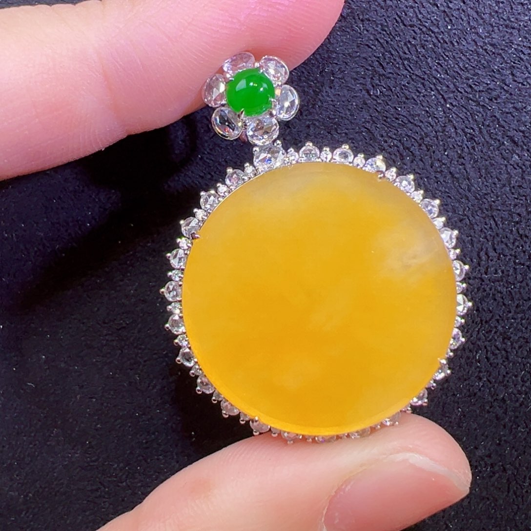 翡翠18K金镶嵌颈饰吊坠