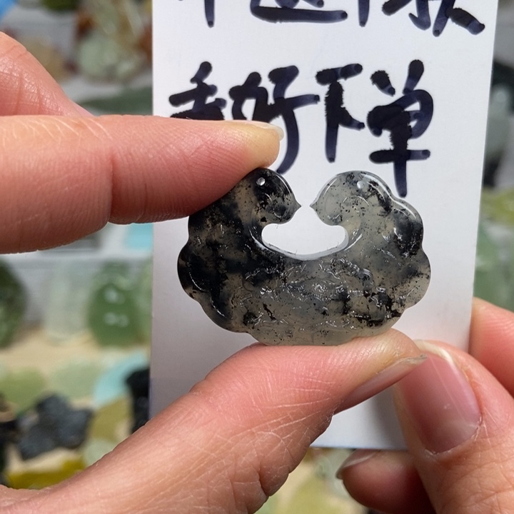 蛇纹石玉颈饰未镶嵌