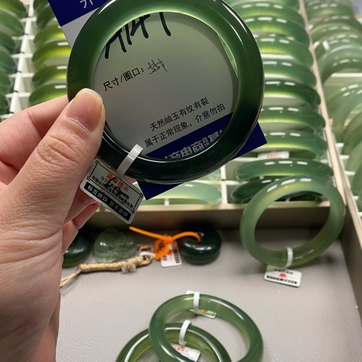 幸***鑫蛇纹石玉未镶嵌手镯