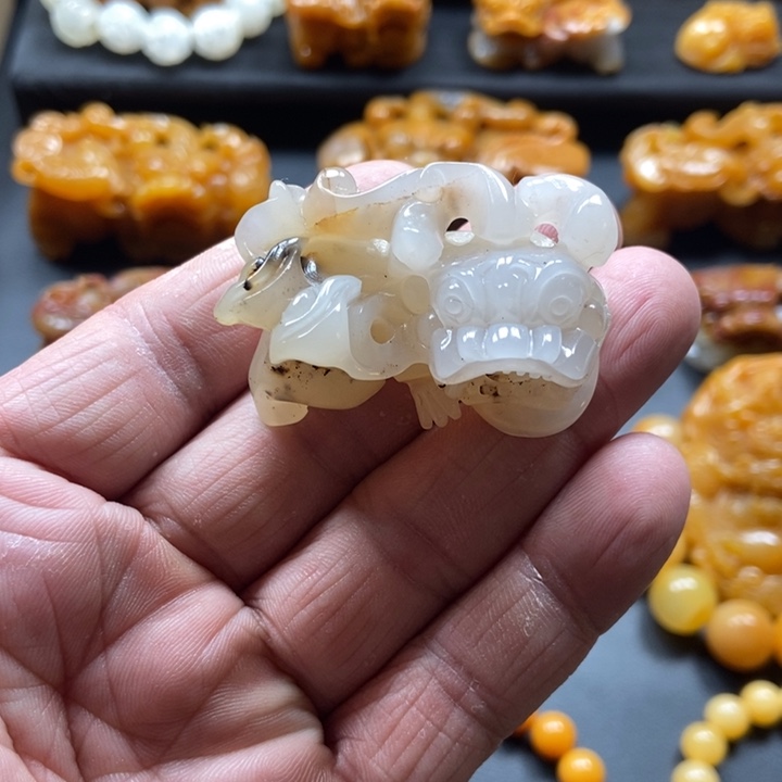 石英质玉（黄龙玉）未镶嵌颈饰