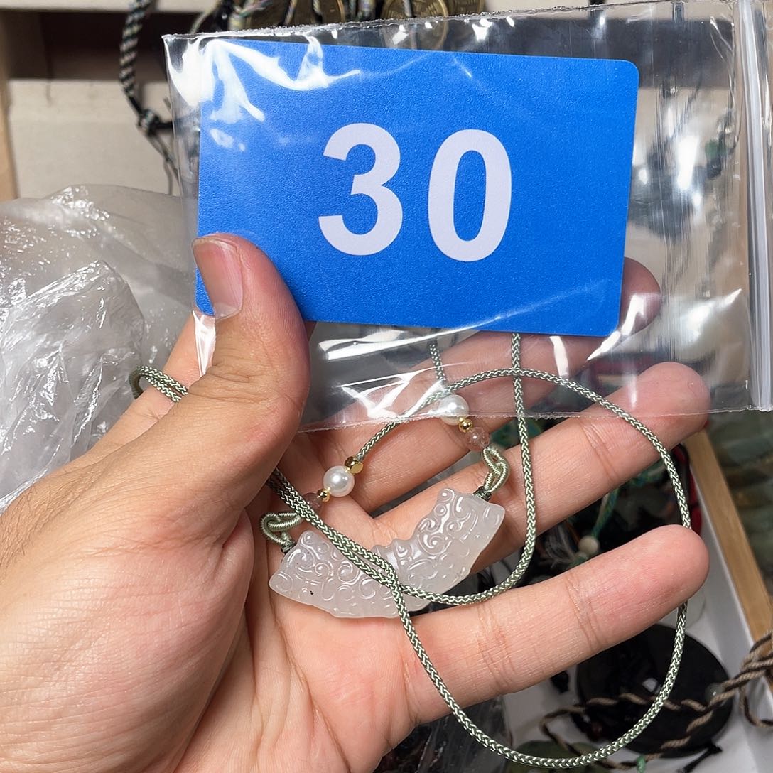 蛇纹石玉颈饰合金