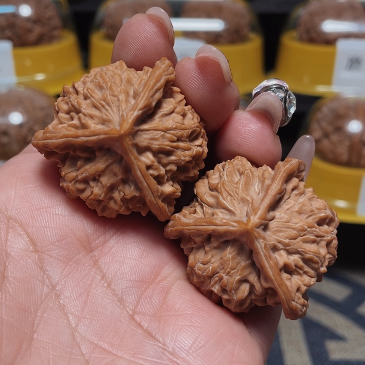 文玩核桃把件盘山公子帽三棱38