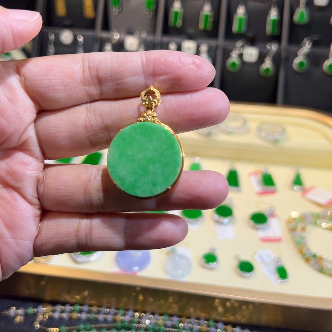 翡翠18K金镶嵌颈饰吊坠