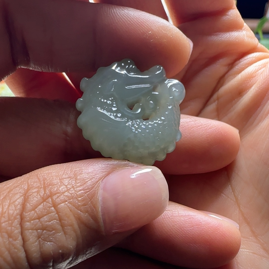 H***i和田玉未镶嵌颈饰