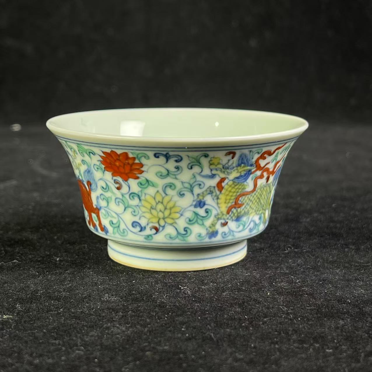 M斗彩天马穿莲纹马蹄杯