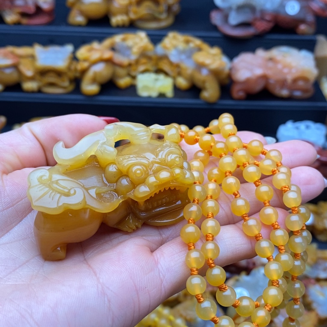 U***0石英质玉（黄龙玉）未镶嵌颈饰