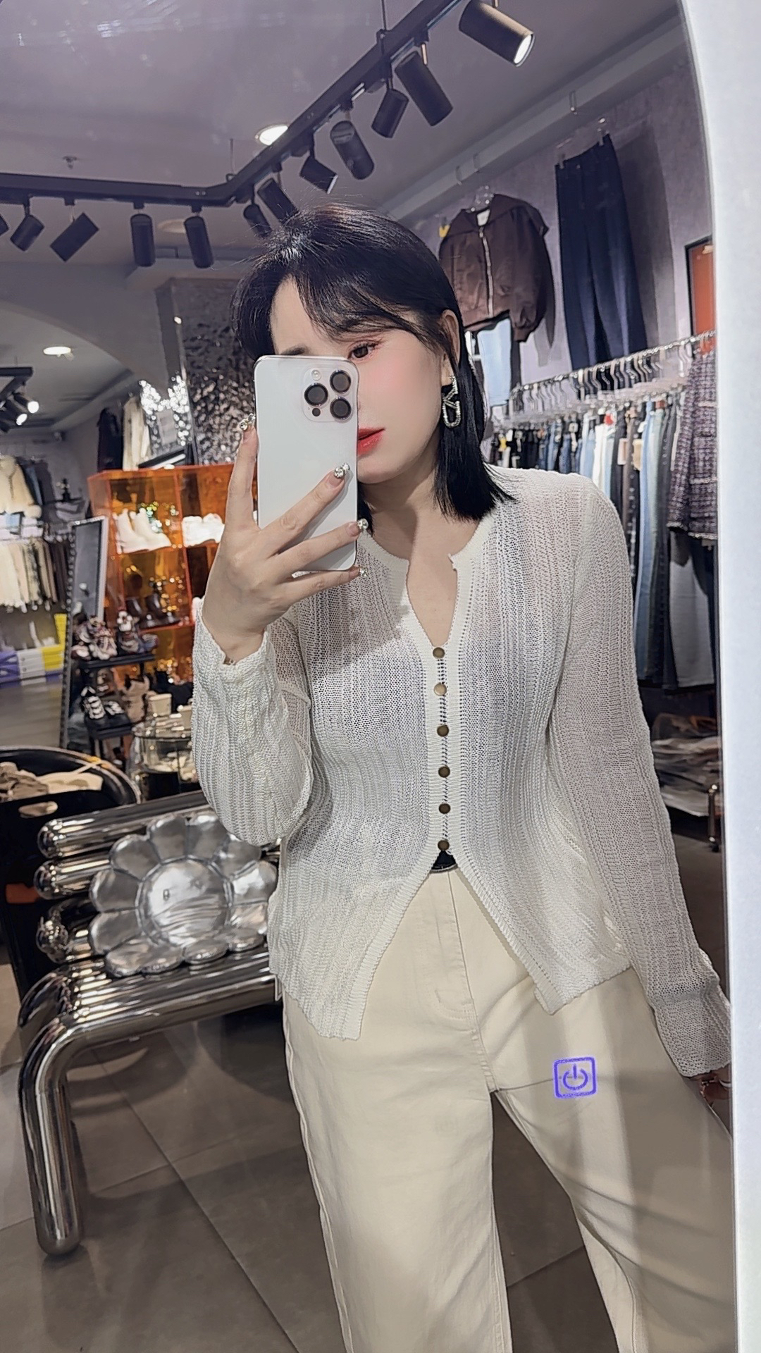 王琳家白色长袖打底衫