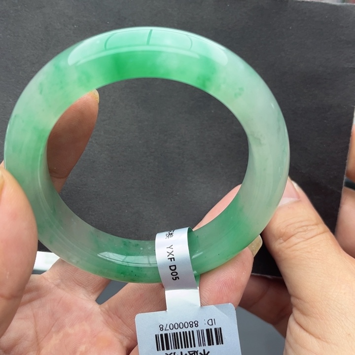 刘***花石英质玉未镶嵌手镯