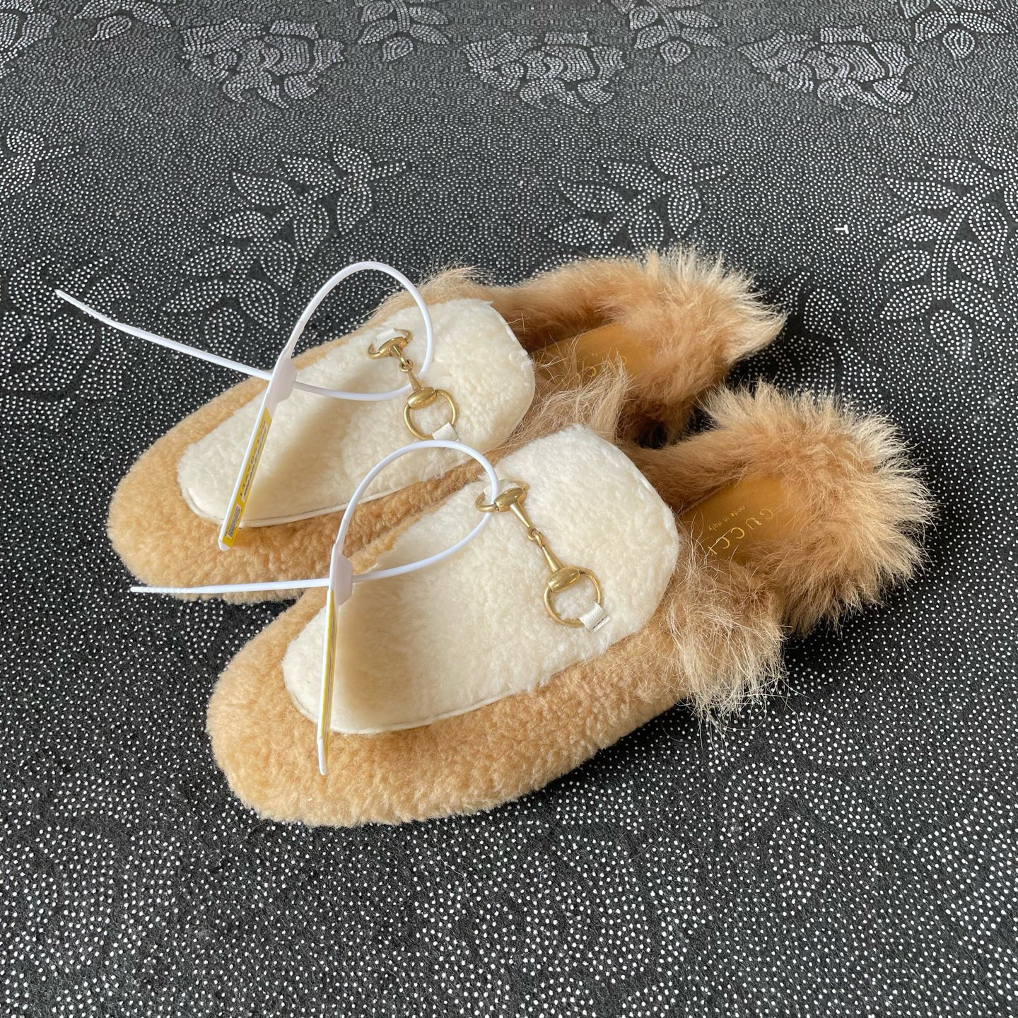 未使用 GUCCI/古驰 白粽毛绒半拖37码，全新无盒，有防尘袋