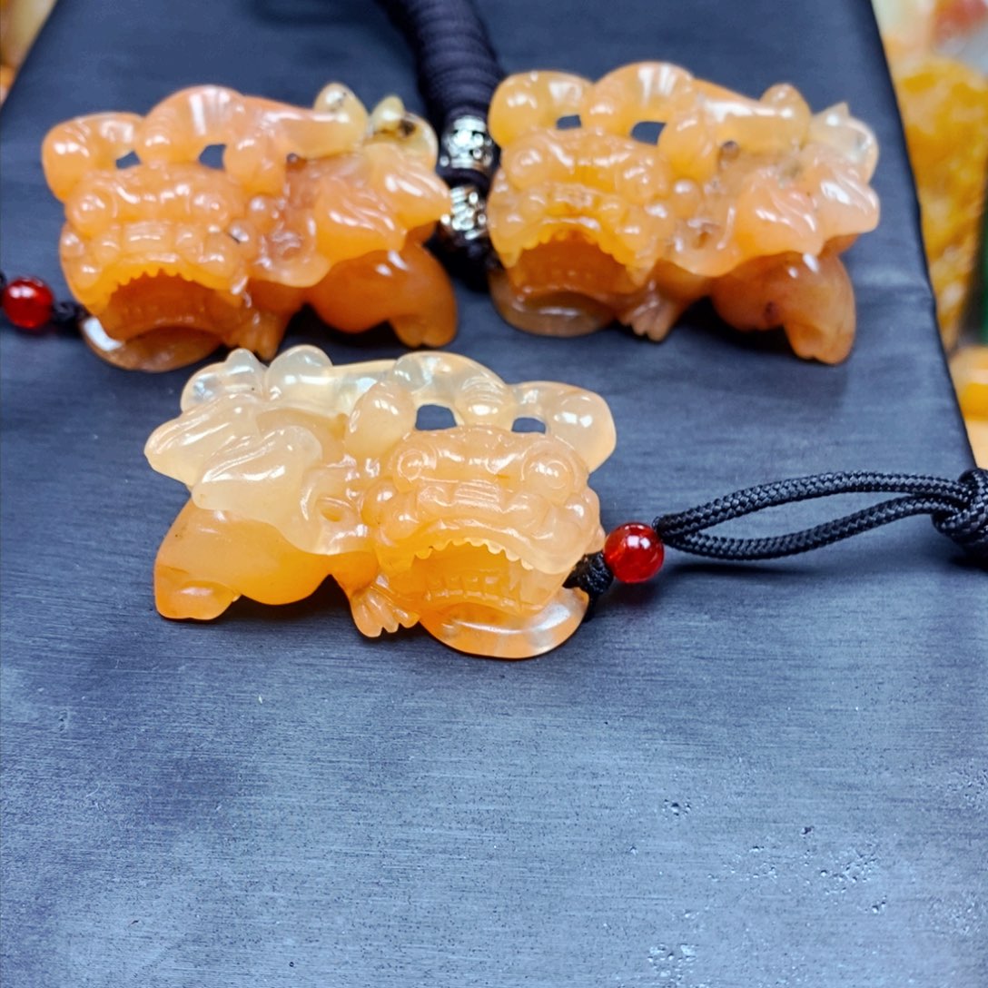 石英质玉（黄龙玉）颈饰未镶嵌