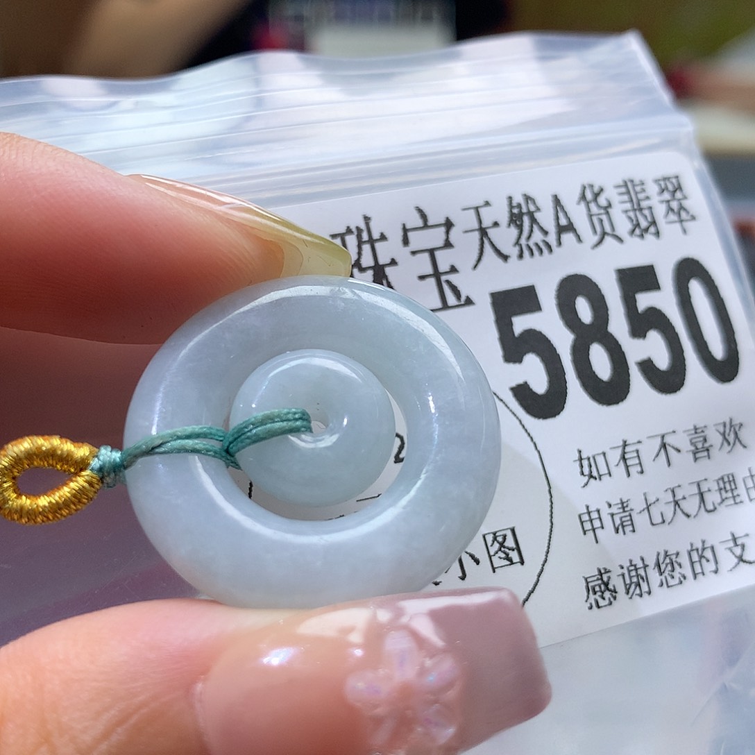翡翠挂件未镶嵌，