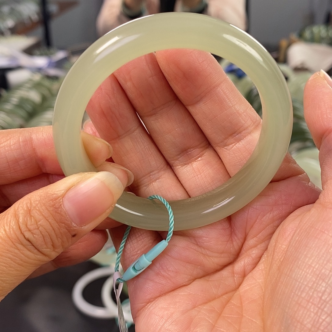 和田玉和田玉手镯52有纹足铂镶嵌