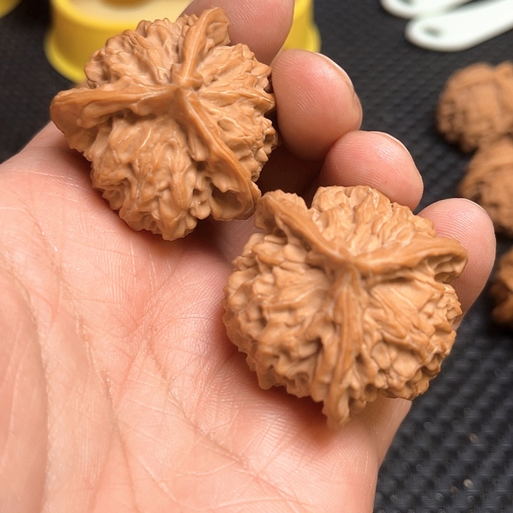 桃核把件c*s三棱核桃