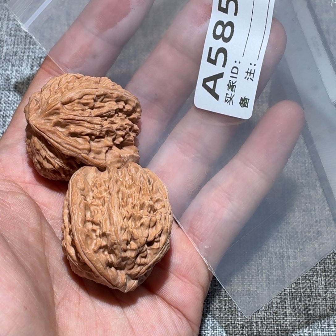 文玩核桃吊坠白狮子585