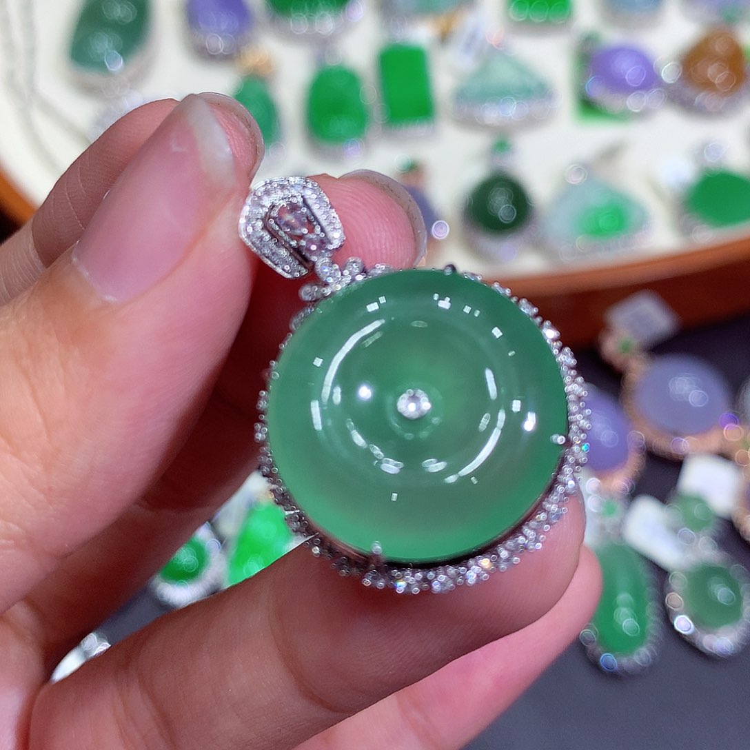 翡翠吊坠(不含链)18K金镶嵌