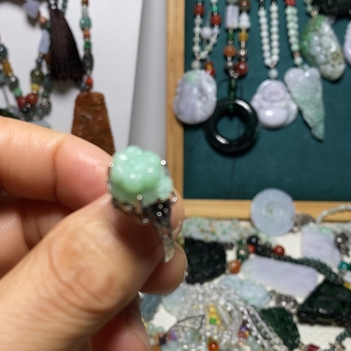 翡翠未镶嵌吊坠(赠链)