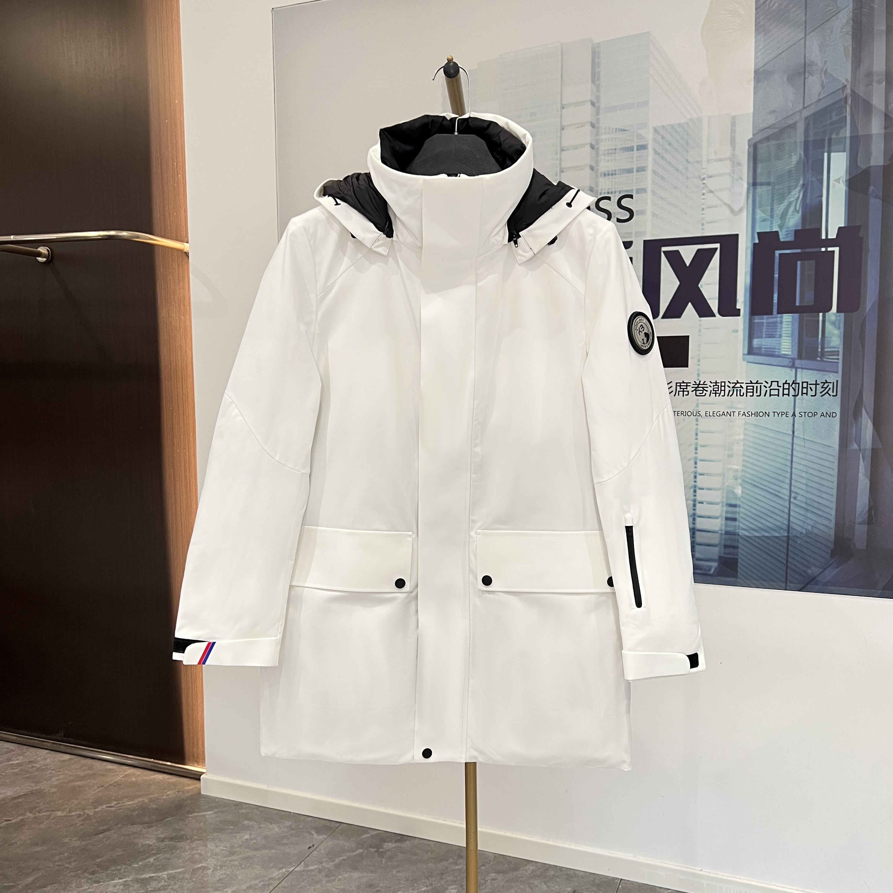 劲白色中长版可脱卸帽羽绒服（羽4147）